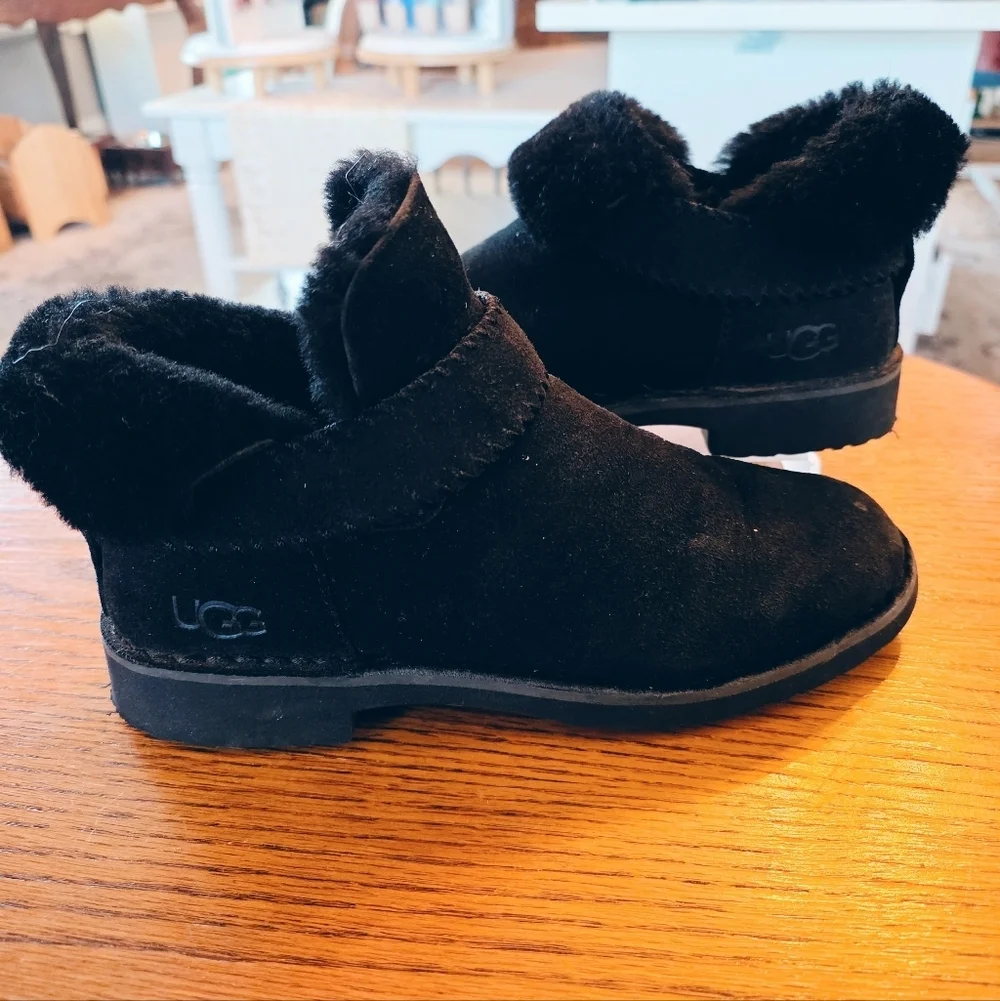 UGG McKay Black Sheepskin Ankle Boots Fur Lined Suede Womens 7